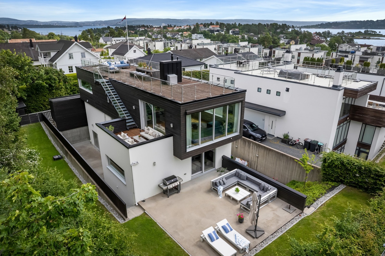 Uteområdene har blitt oppgradert med brostein i innkjørselen, bygging av nye rekkverk rundt huset, bygging av pergola for søppelkasser, samt oppgradering av blomsterbed og legging av elvestein inntil betongkanter ble gjort i 2022. Galleribilde