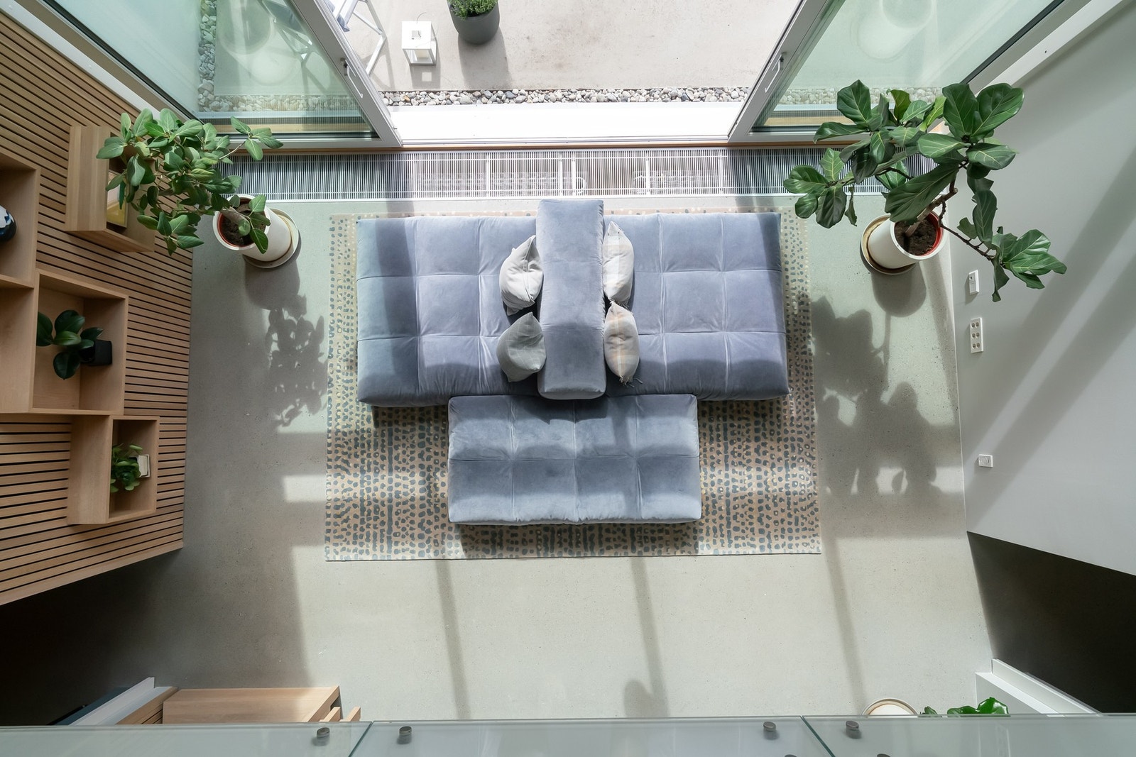 Store vindusflater og fantastisk takhøyde Galleribilde