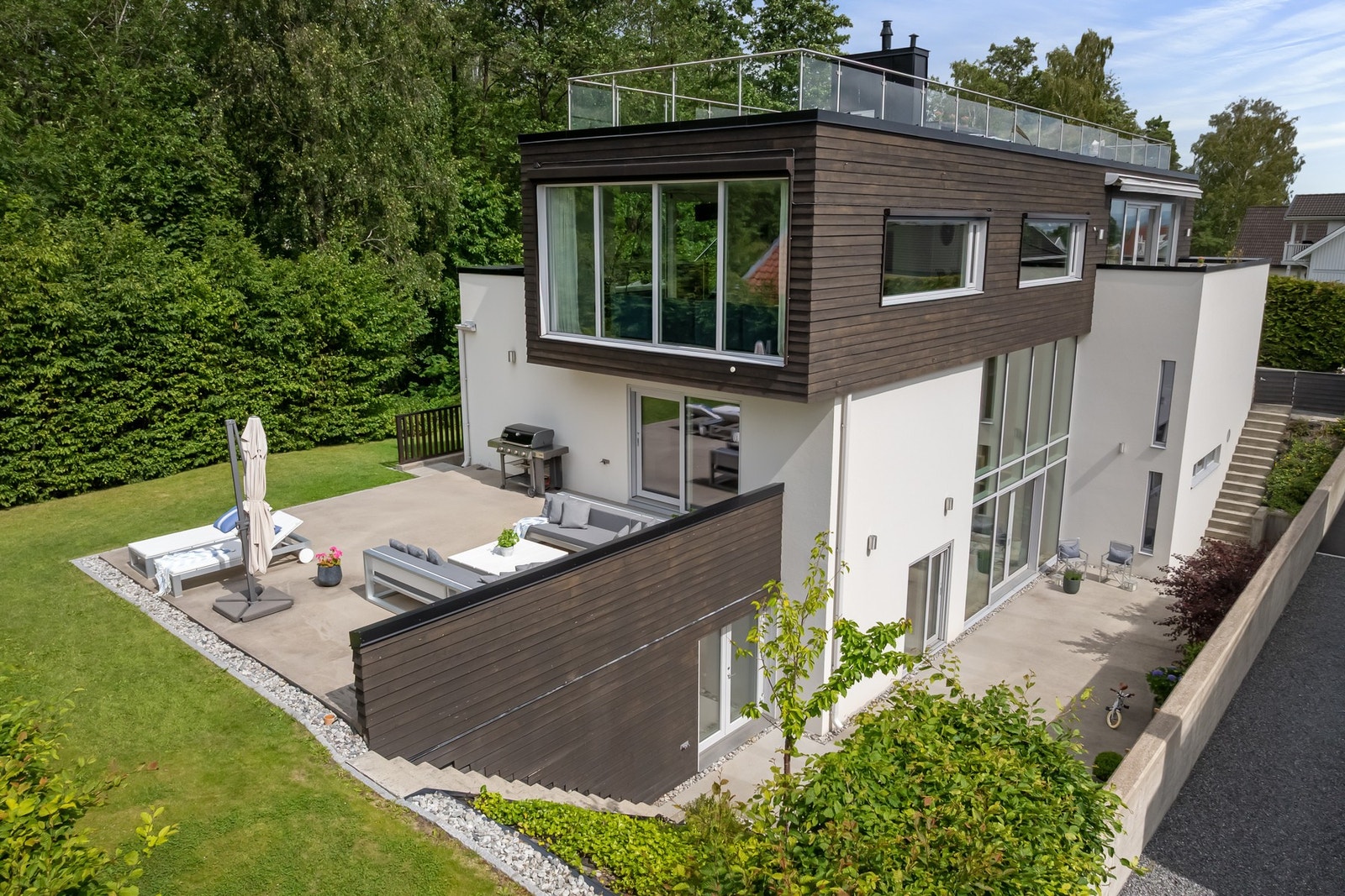 Lekker enebolig fra 2013 med solrike uteplasser. Galleribilde