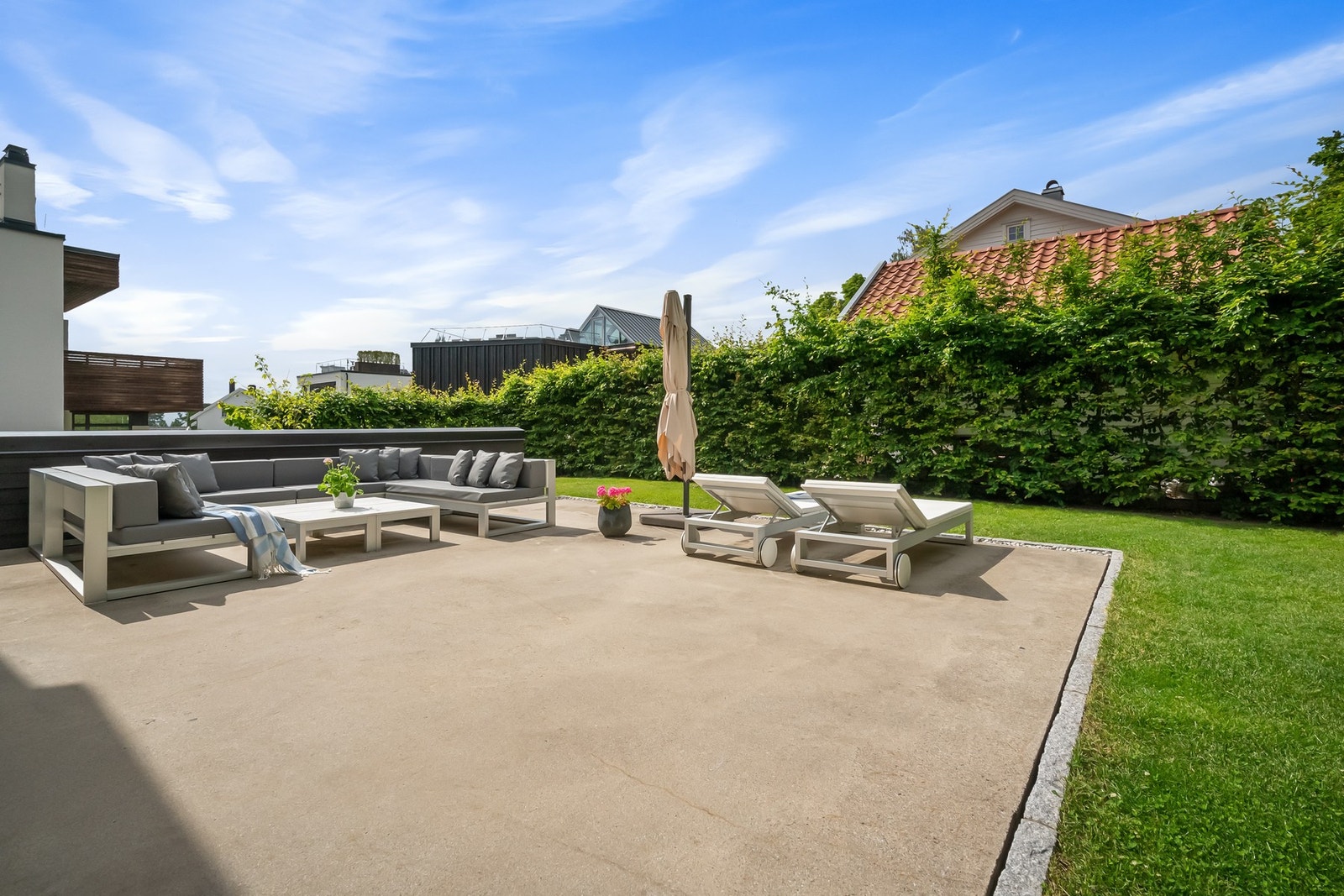 Utgang til stor terrasse fra tv-stuen Galleribilde