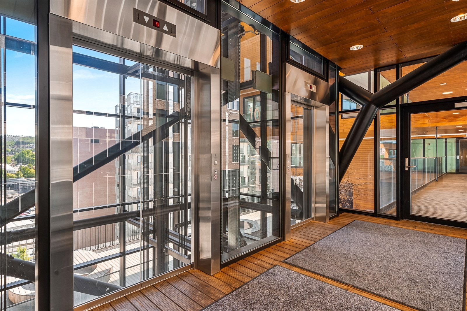 2 heiser til leilighetene i bygget Galleribilde