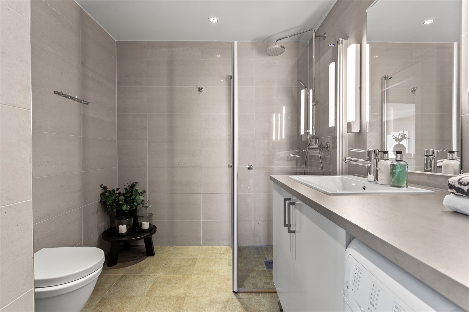 Delikat og innbydende bad med gulvvarme, downlights m.m. Galleribilde