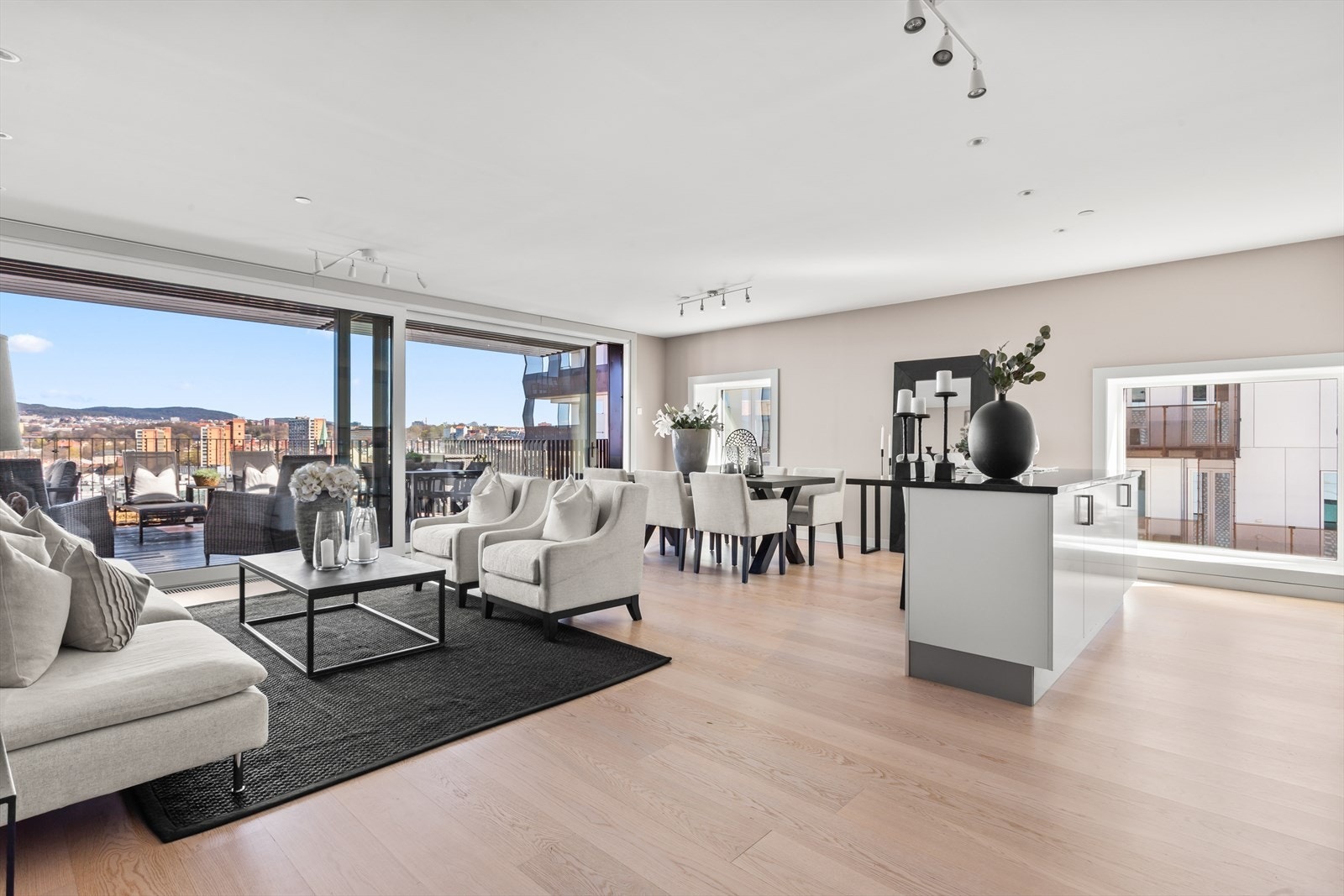 Lys og åpen stue med store vindusflater og gode innredningsmuligheter Galleribilde