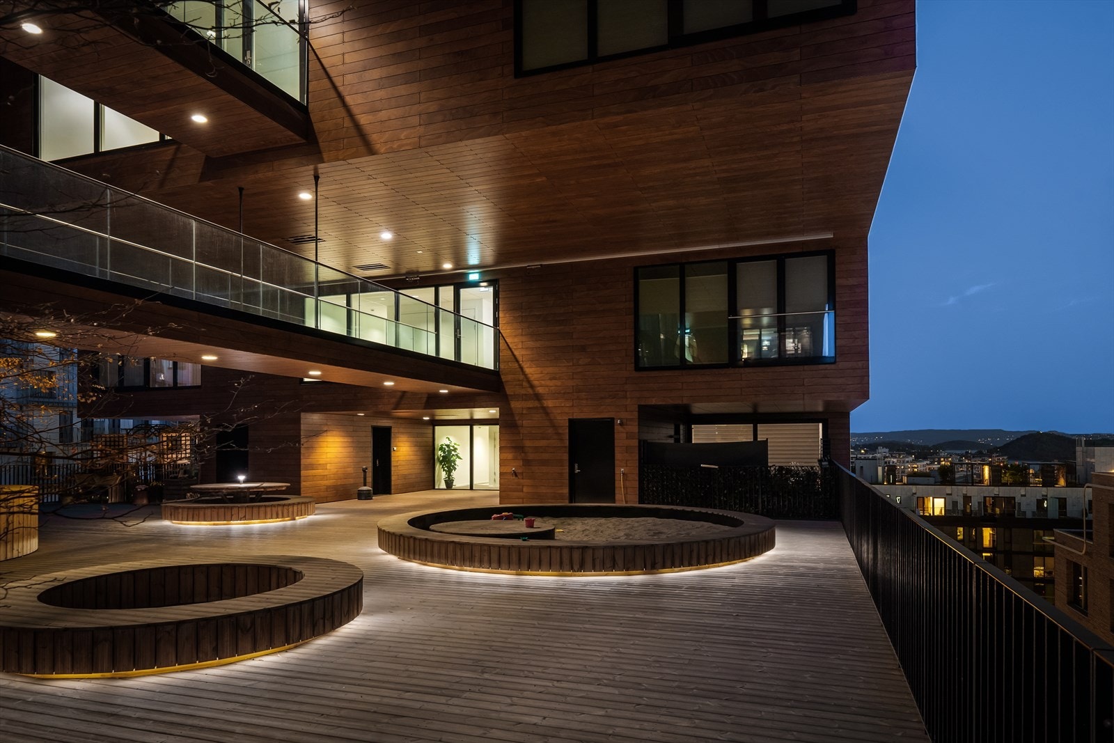 Felles takterrasse med sittegrupper, beplantning, sandkasse m.m. Galleribilde