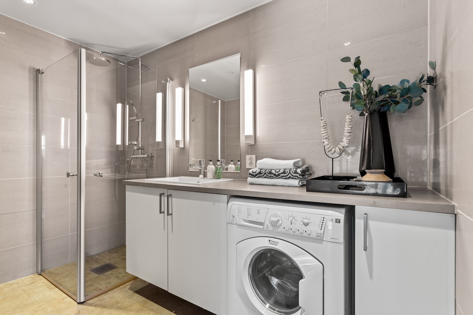 Stor dussone og servant med underskap. Oppleg vaskemaskin Galleribilde