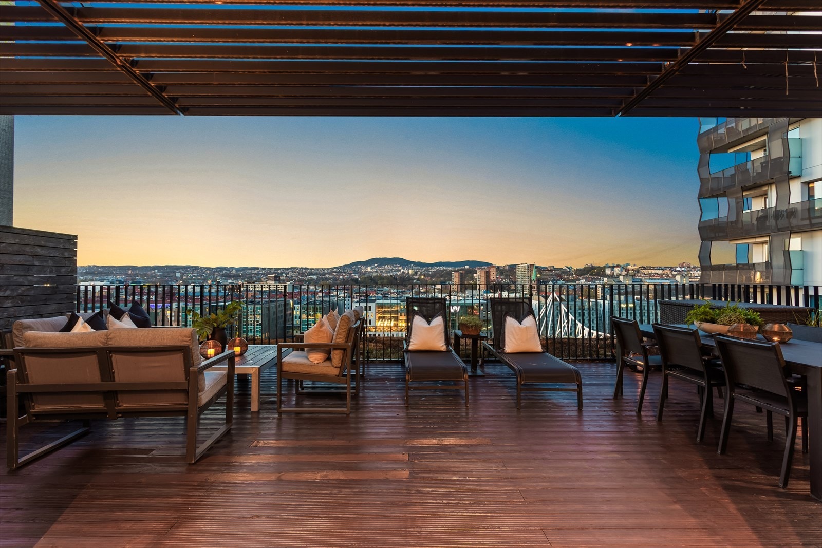 Rå omgivelser i høyden med utsikt mot flott arkitektur, Barcode m.m. Galleribilde