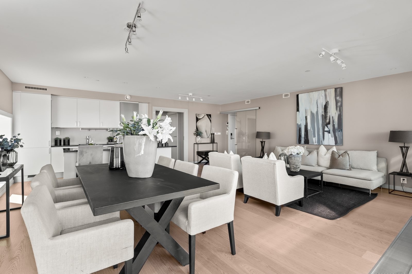 Leiligheten er malt i moderne og tidsriktige farger Galleribilde