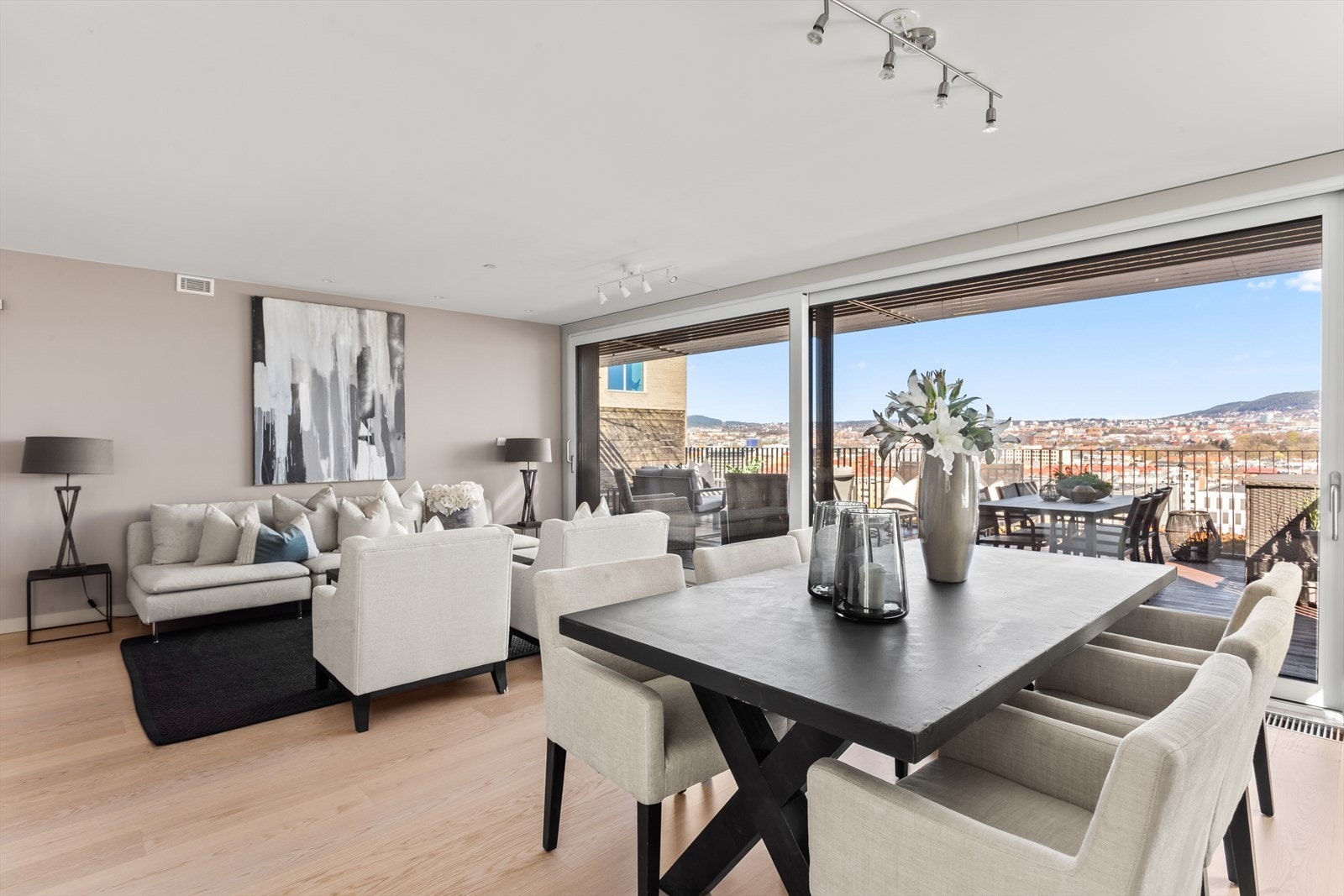 Store vinduer fra gulv til tak med mulighet for å åpne fra begge sider Galleribilde