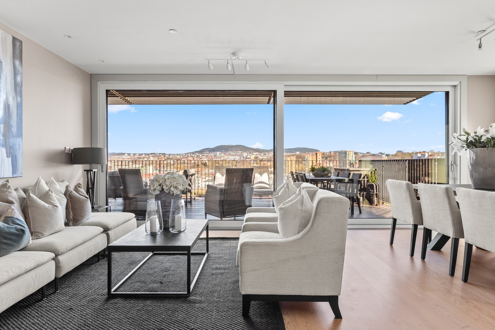 God plass til stor sofagruppe, spisestue m.m. Galleribilde