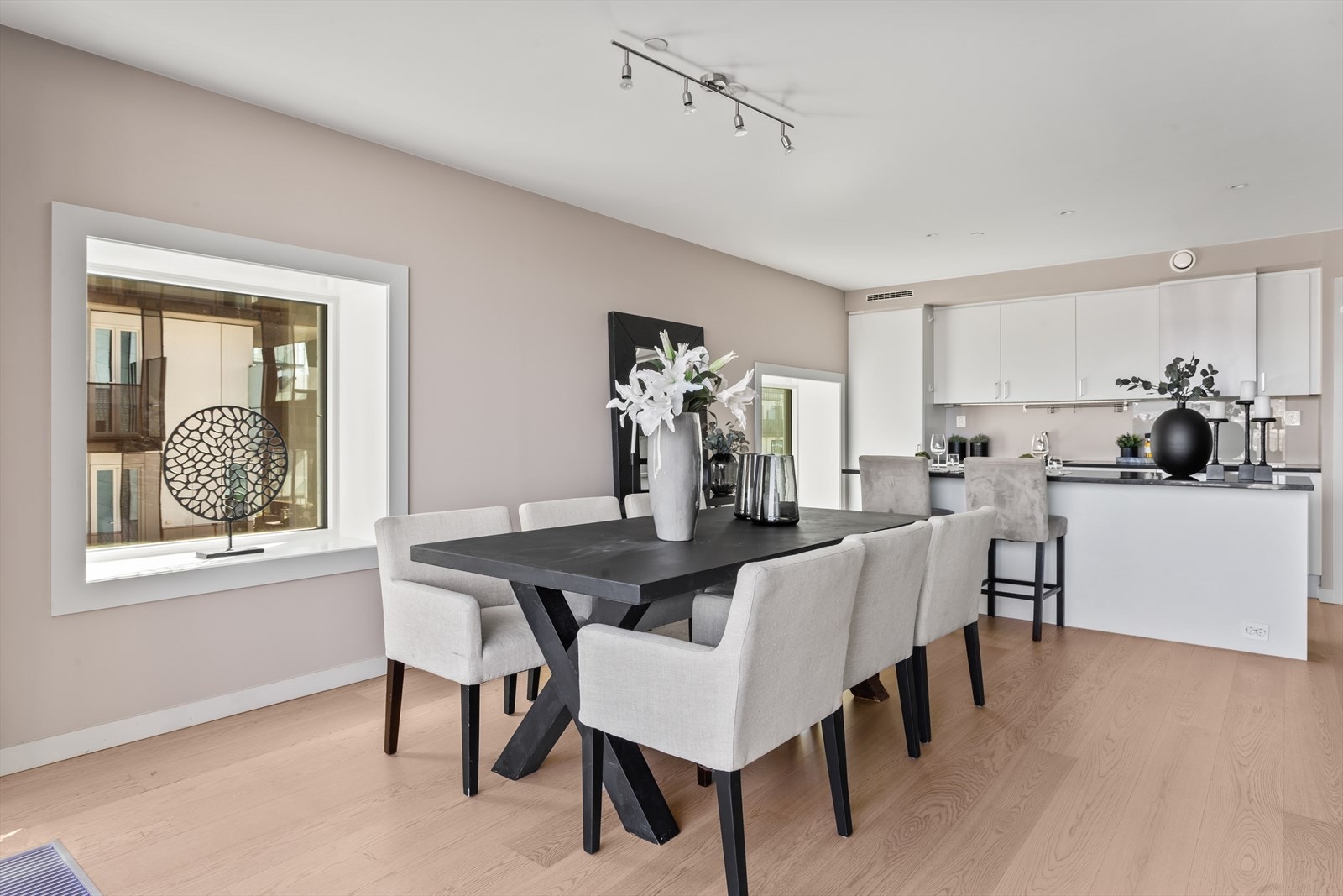 God plass til stor spisestue og mange gjester. Perfekt ved sosiale anledninger Galleribilde