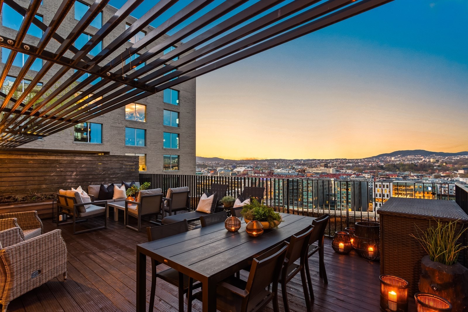 Stor og romslig privat takterrasse på hele 42 kvm med svært gode møbleringsmuligheter Galleribilde