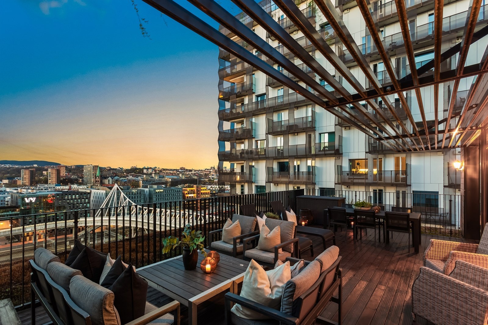 Sjeldent stor terrasse på hele 42 kvm med flere fine soner og gode møbleringsmuligheter Galleribilde