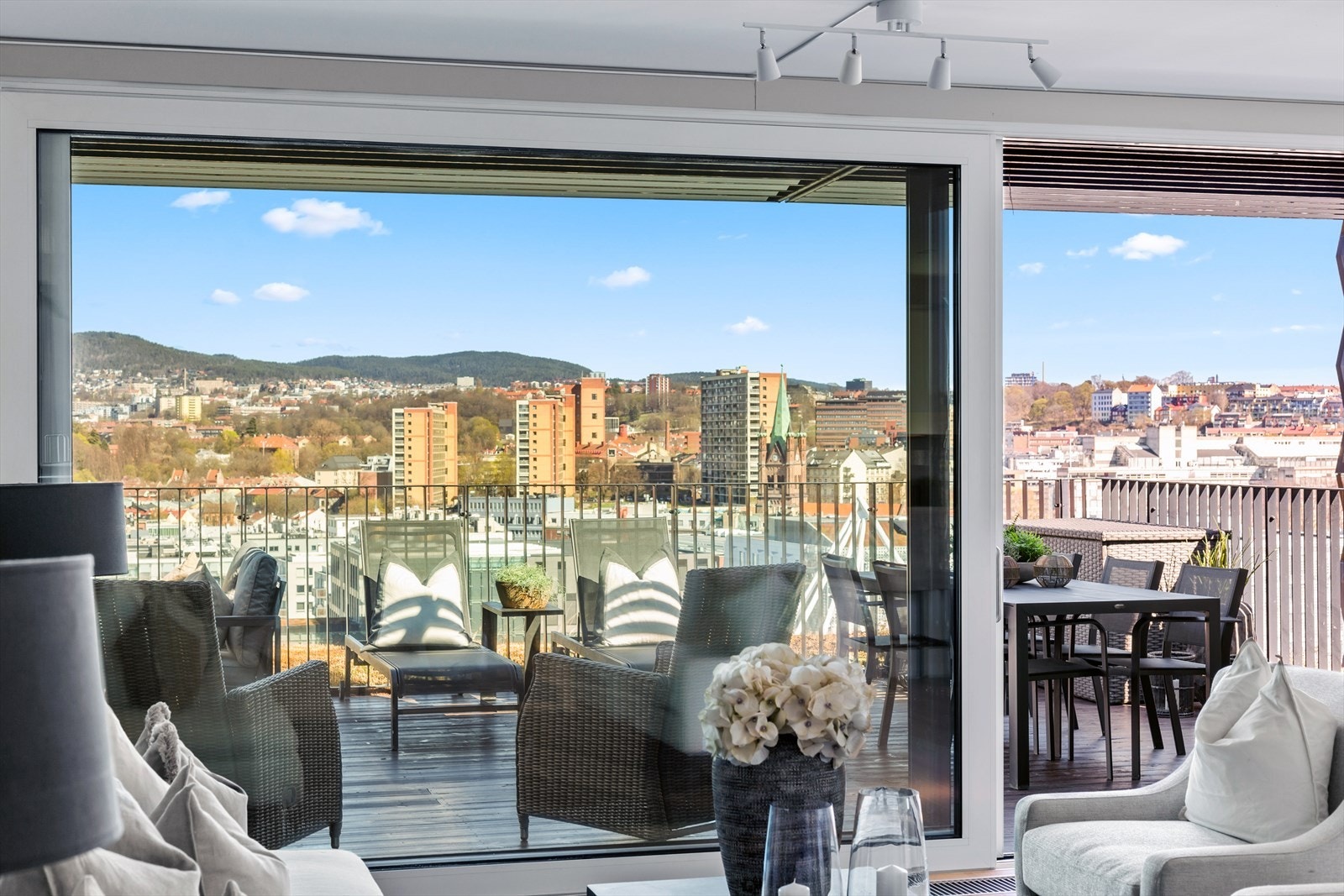 Flott utsikt i flere retninger og historiske bydeler i Oslo Galleribilde