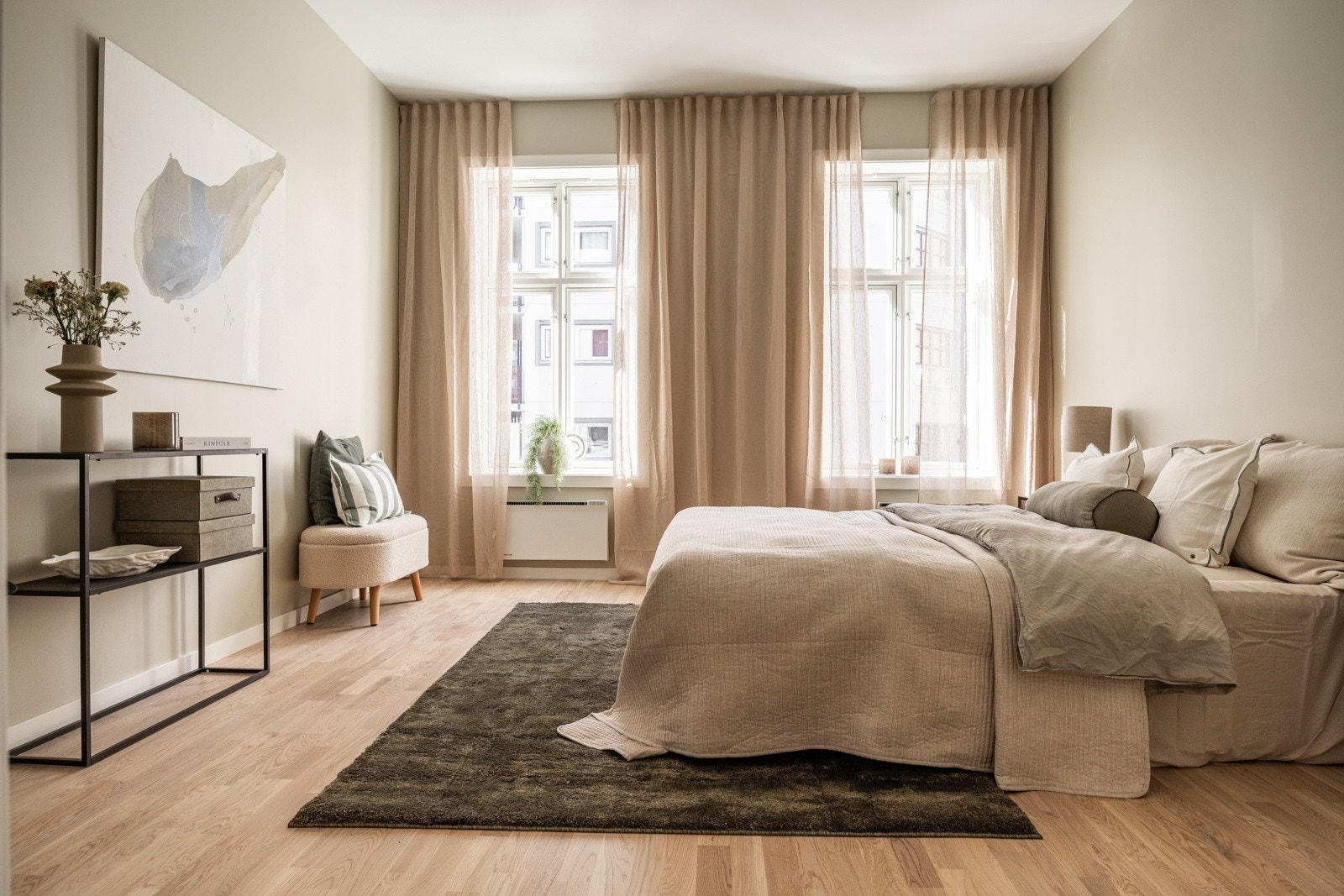 Stort hovedsoverom med plass til dobbeltseng, nattbord, garderobe og annet ønsket møblement Galleribilde