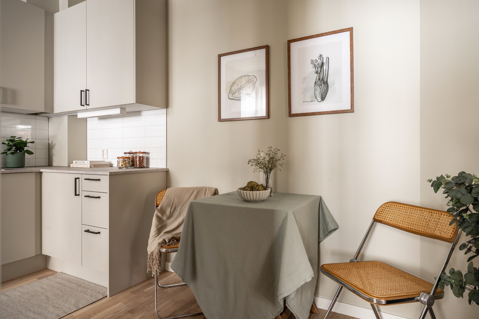 Plass til kjøkkenbord ved siden av kjøkkeninnredning Galleribilde