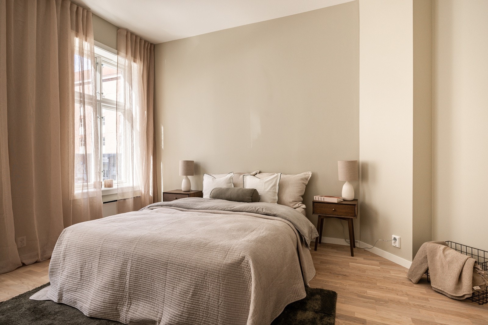 Stort hovedsoverom med plass til dobbeltseng, nattbord, garderobe og annet ønsket møblement Galleribilde