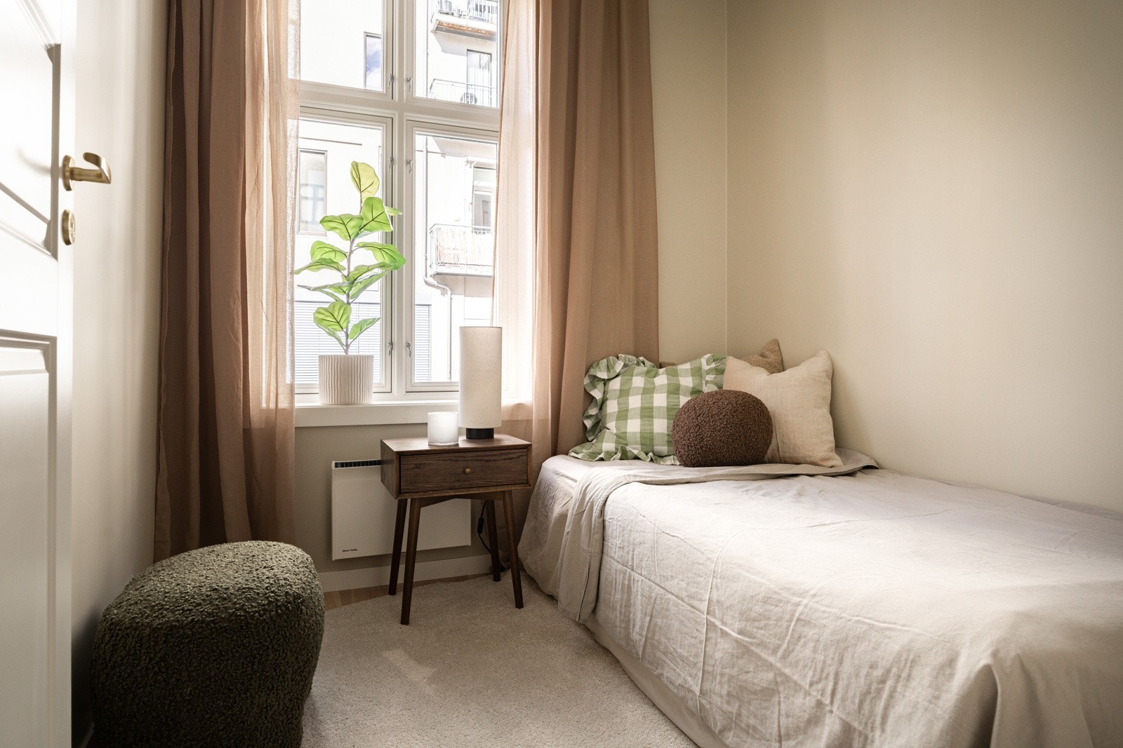 Soverom II med plass til seng nattbord og garderobeskap Galleribilde