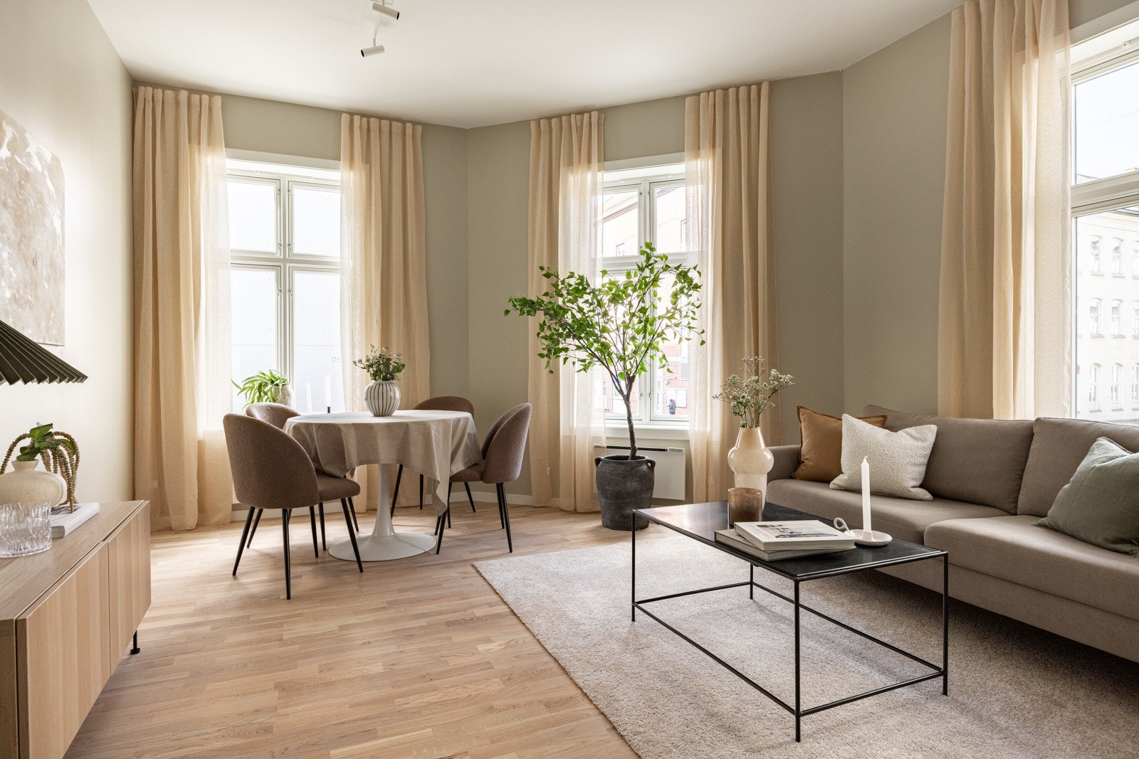 Lys og romslig stue med plass til sofagruppe, spisebord og annet ønsket møblement Galleribilde