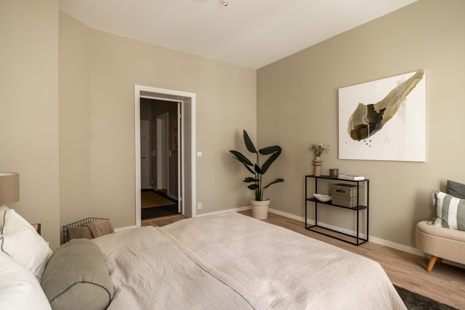 Stort hovedsoverom med plass til dobbeltseng, nattbord, garderobe og annet ønsket møblement Galleribilde