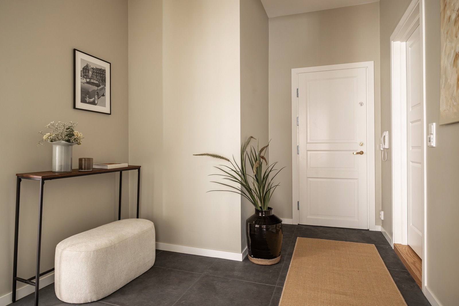 Dørcalling med åpner i entré Galleribilde