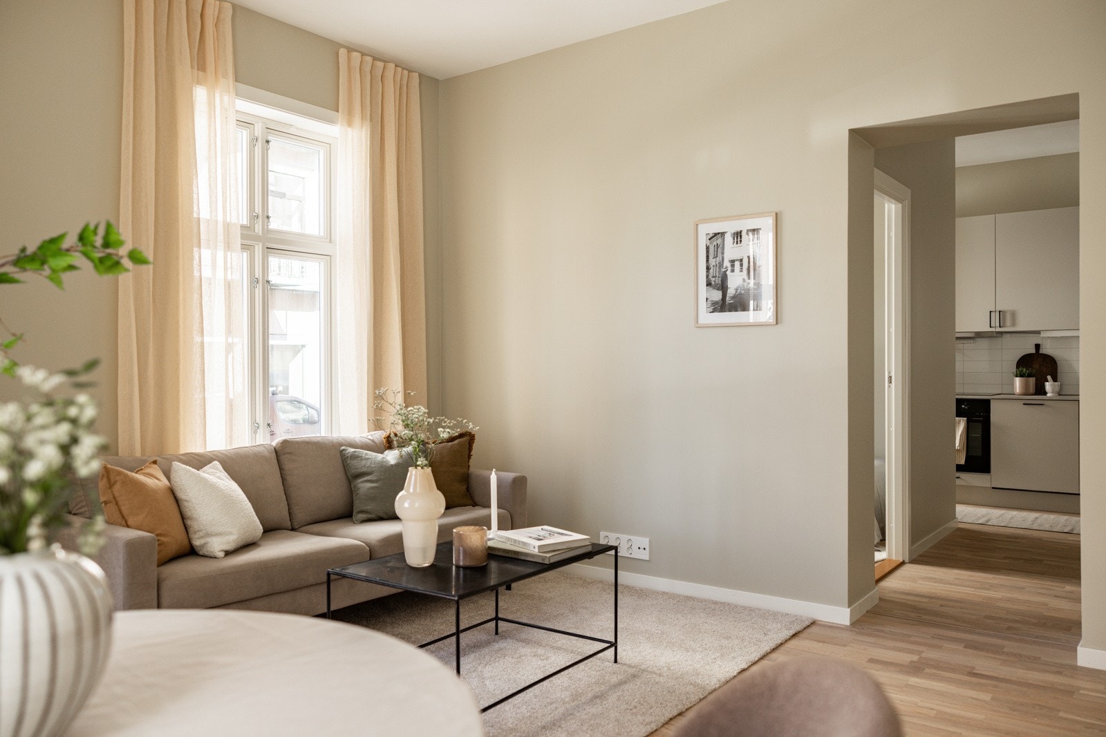 Inngang til kjøkken fra stuen Galleribilde