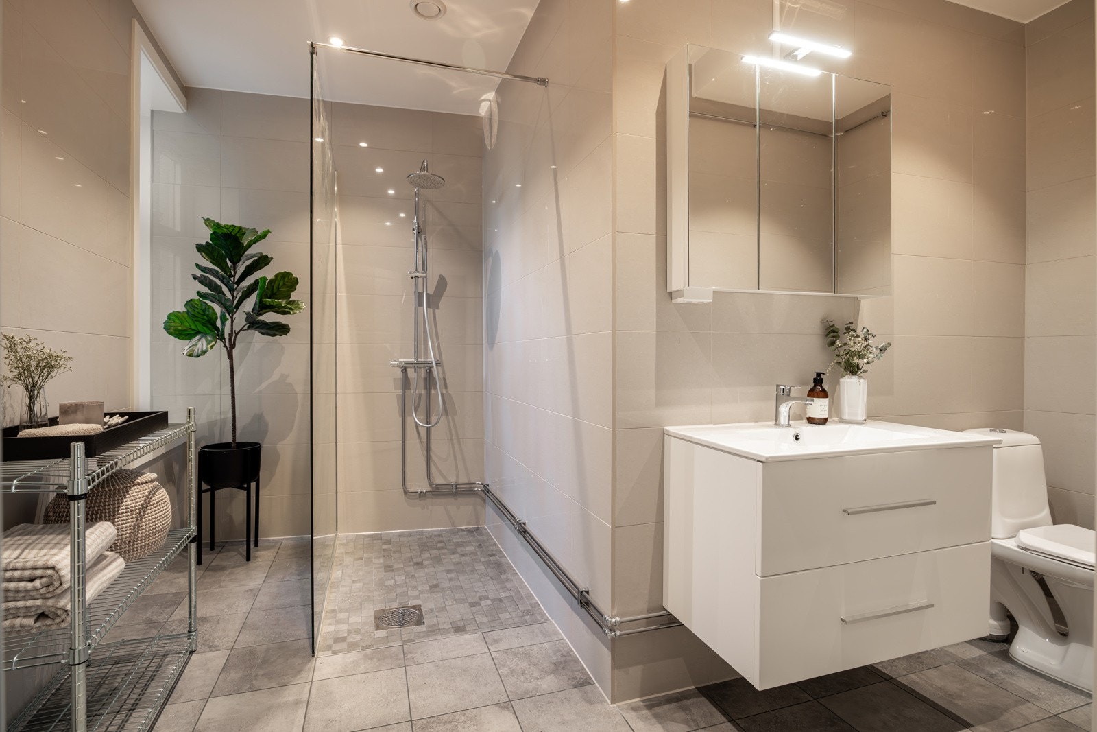 Nytt og lekkert bad fra 2025 med varmekabler i gulv og downlights i himling Galleribilde