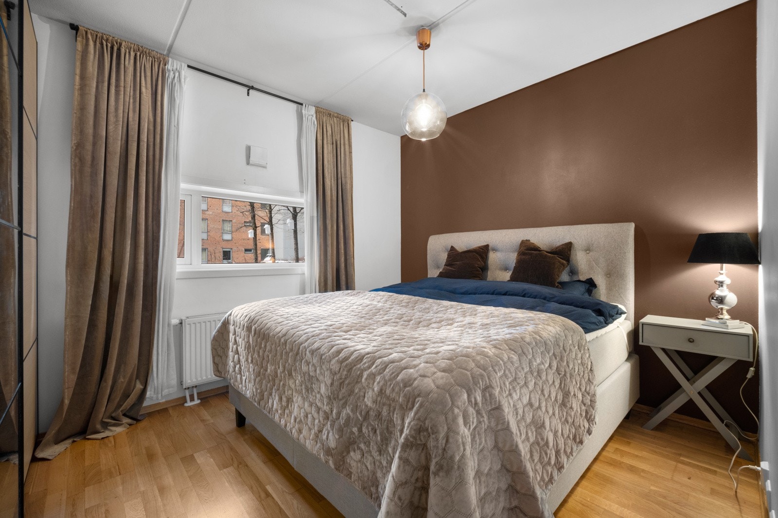 Hyggelig soverom med plass til dobbeltseng, nattbord og øvrig møblement. Galleribilde