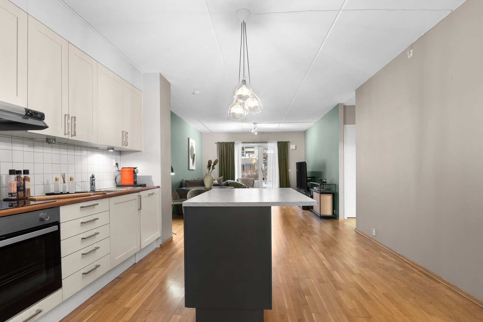 Leiligheten er vel gjennomført med tidløse overflater og pen parkett på gulv. Galleribilde