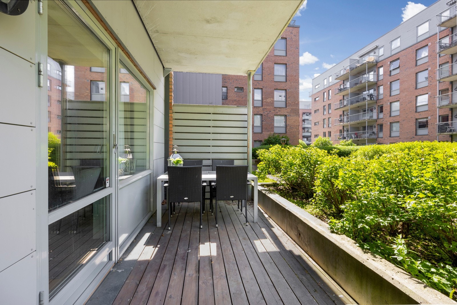 Gjennomgående leilighet i 2.etg med markterrasse som vender mot lukket gårdsrom. Galleribilde