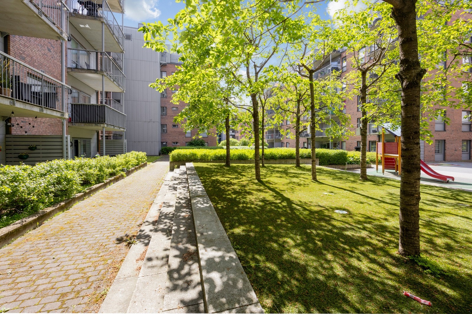 Fine fellesareal med sittegrupper og lekeplass. Galleribilde