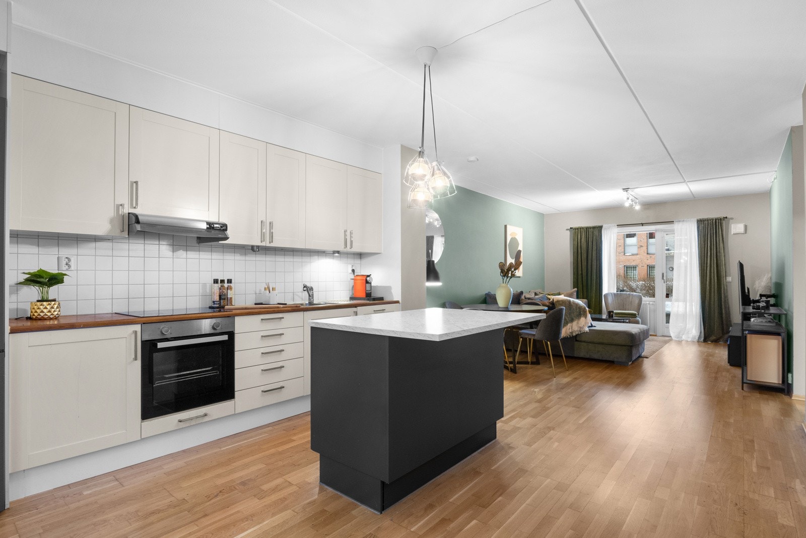 Kjøkkenet er utstyrt med integrert oppvaskmaskin og stekeovn (ny november 2024) som medfølger handelen. Frittstående kjøleskap medfølger ikke handelen. Galleribilde