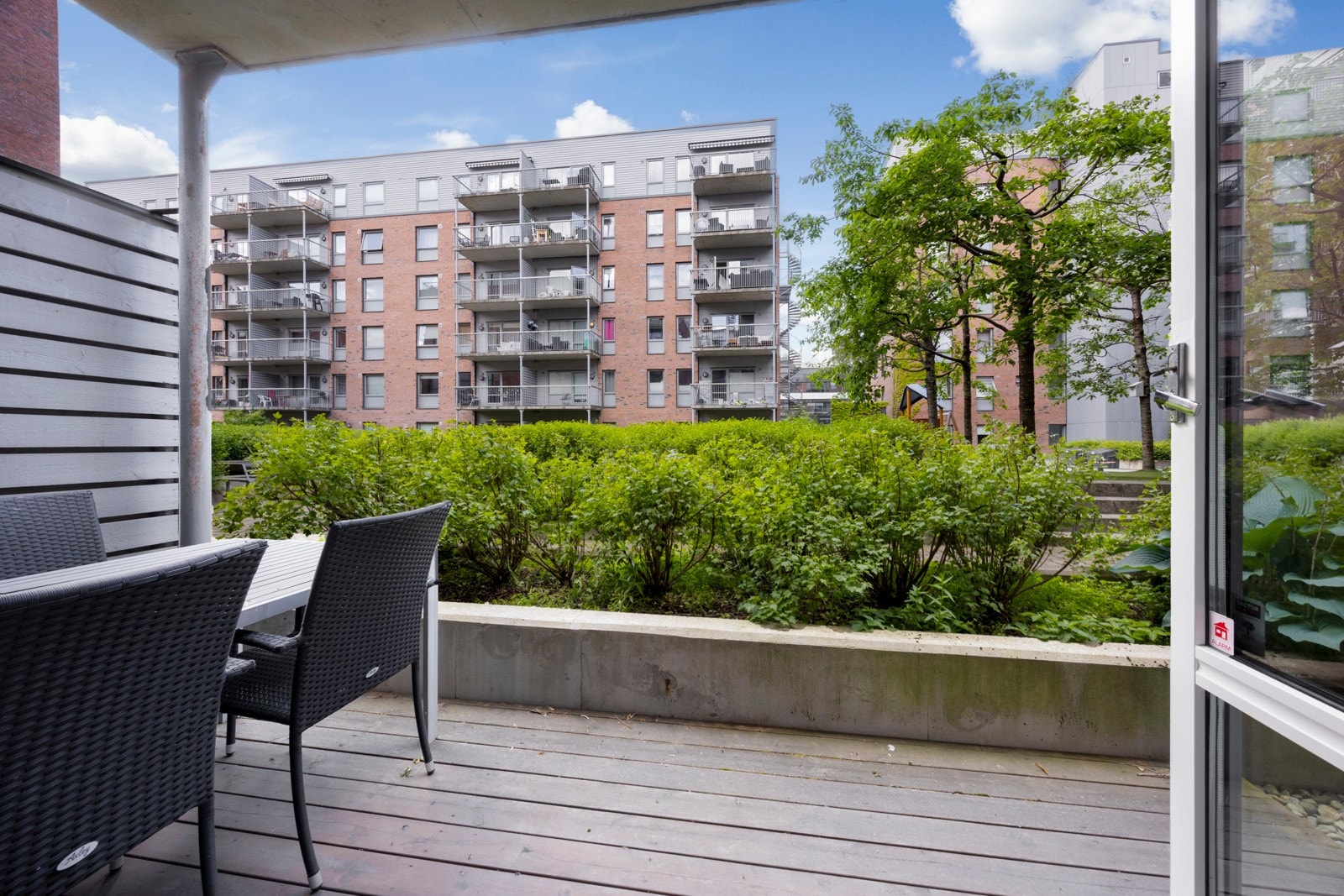 Fint utsyn over borettslagets fellesareal. Galleribilde