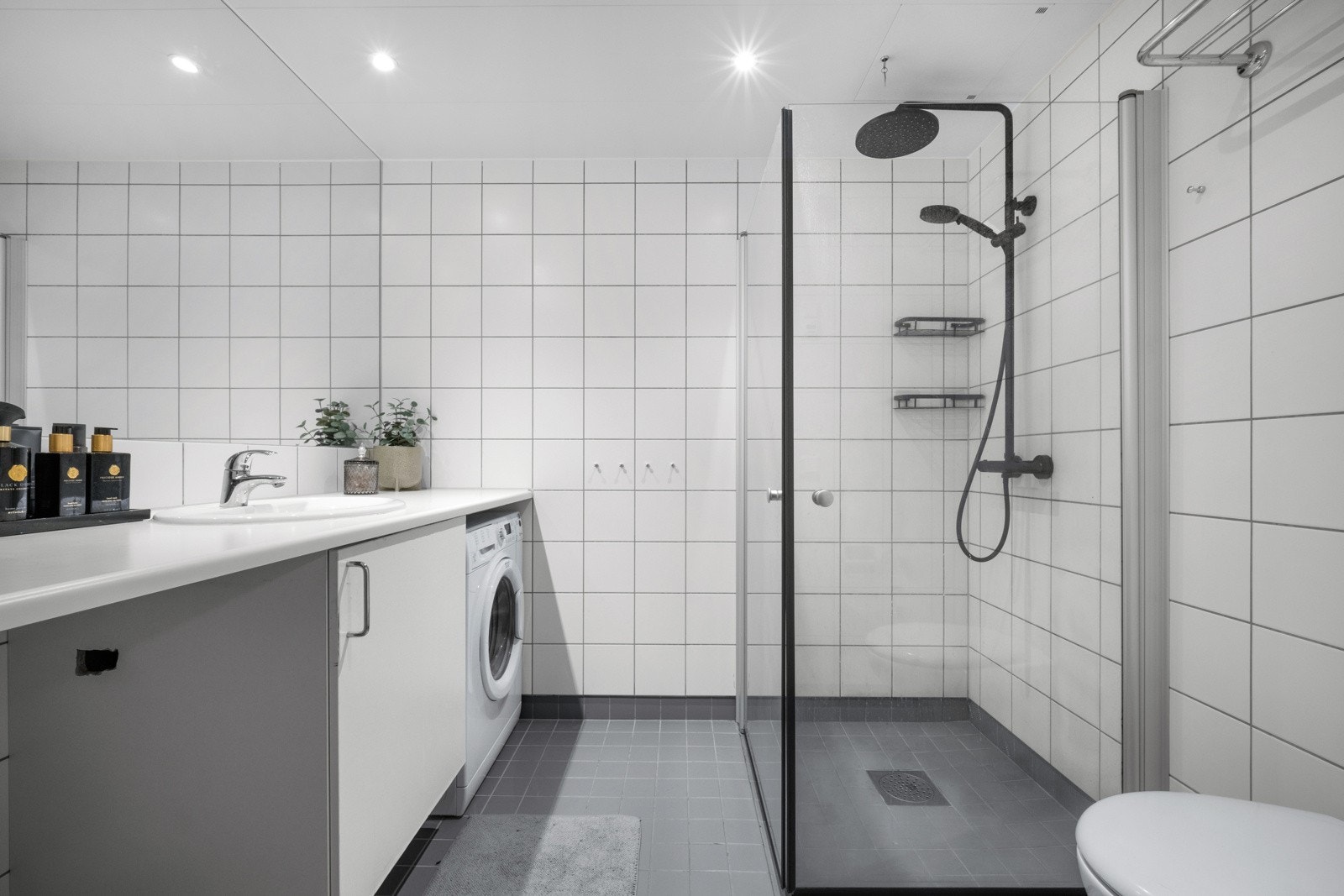 Flislagt baderom med gulvvarme og downlights. Galleribilde