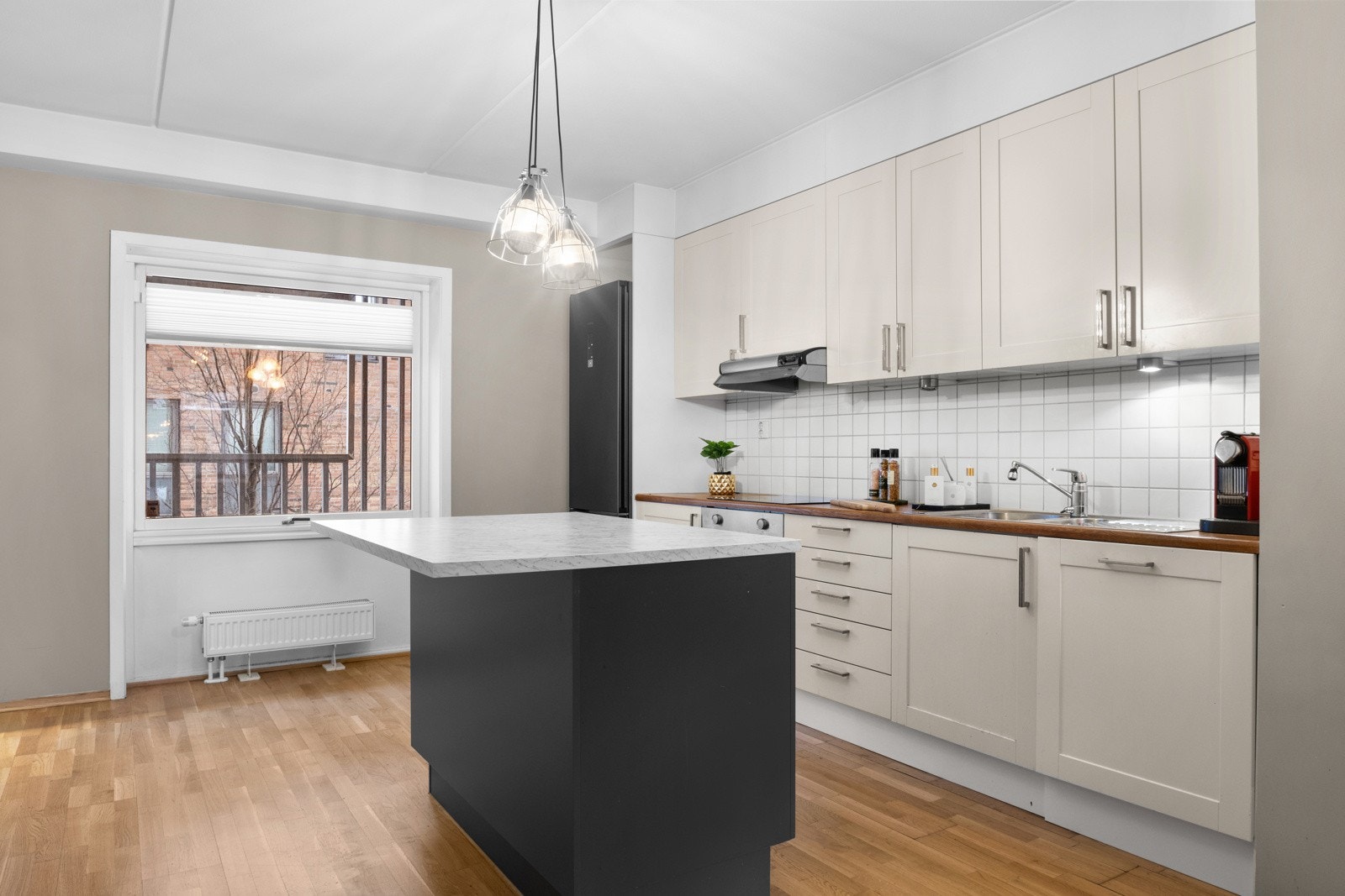 Pene fronter, benkeplate av heltre og laminat, nedfelt oppvaskkum med ett-greps armatur, i tillegg til benkeskapsbelysning og stikkontakter under overskap. Galleribilde