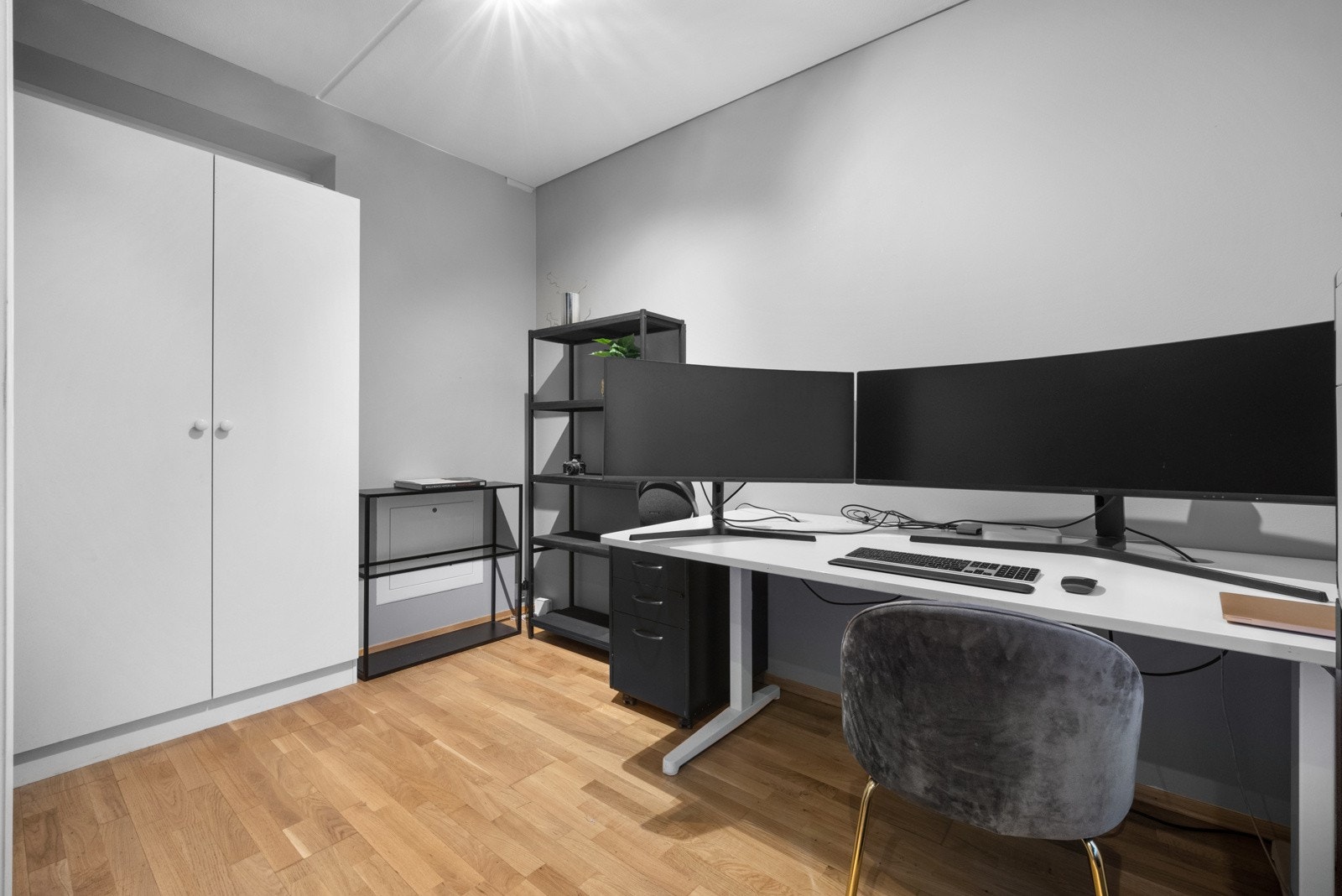 Rommet er innredet med et garderobeskap. Galleribilde