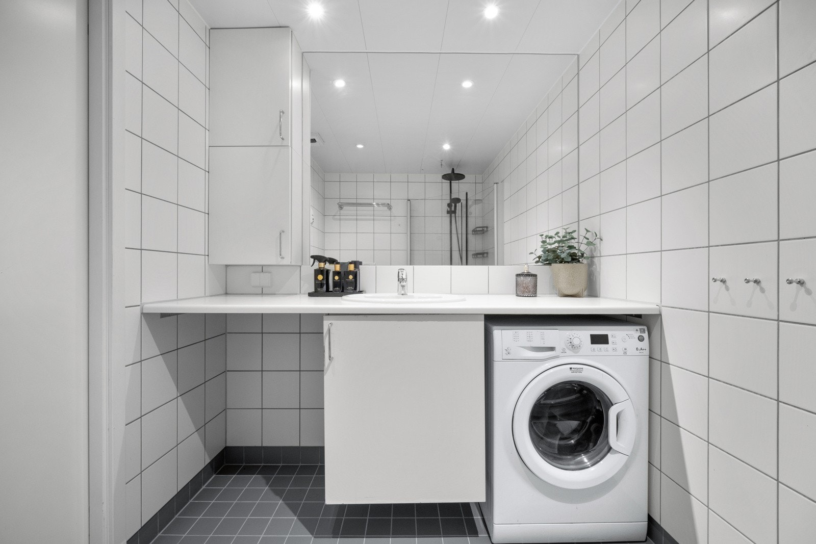 Rommet er uystyrt med opplegg for vaskemaksin. Galleribilde