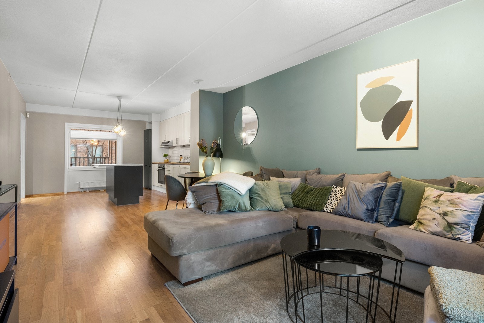 Her er det gode møbleringsmuligheter, med plass til sofagruppe med tilhørende møblement, tv-seksjon og spisebord. Galleribilde