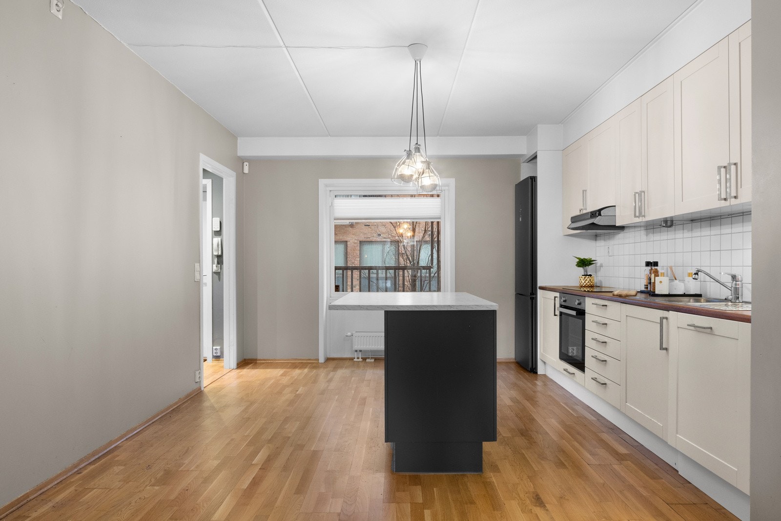 Praktisk og fin kjøkkeninnredning med gode løsninger og godt med skap- og benkeplass. Galleribilde