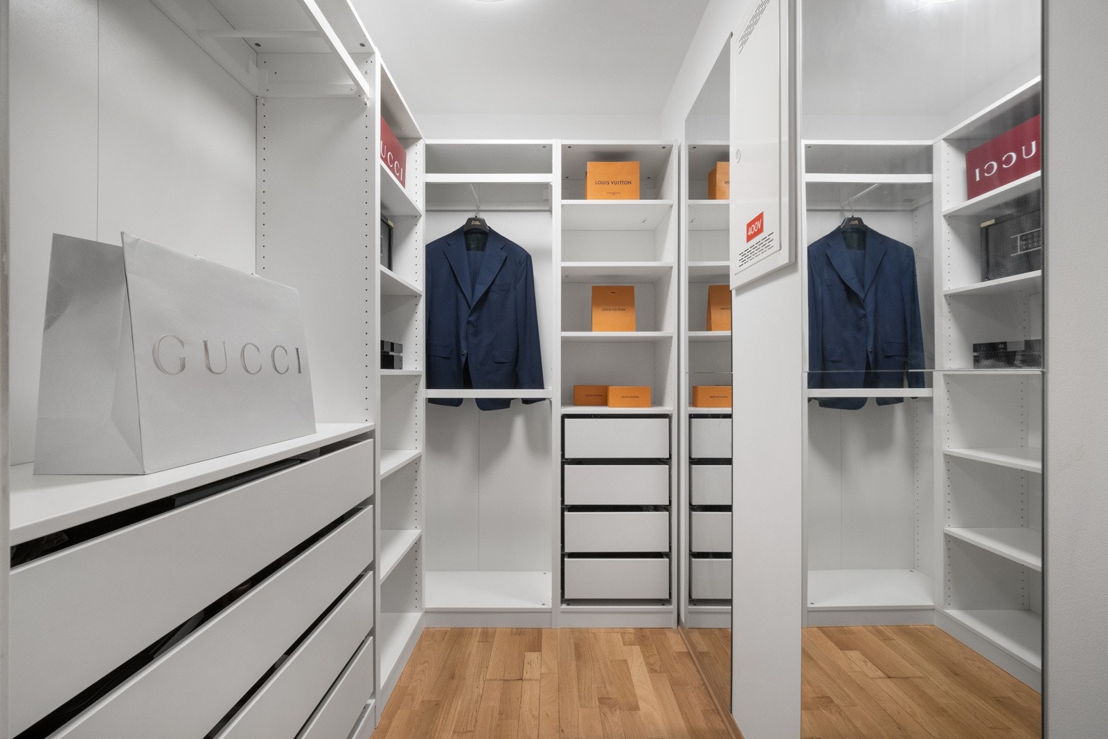 Walk-in-closet. Galleribilde
