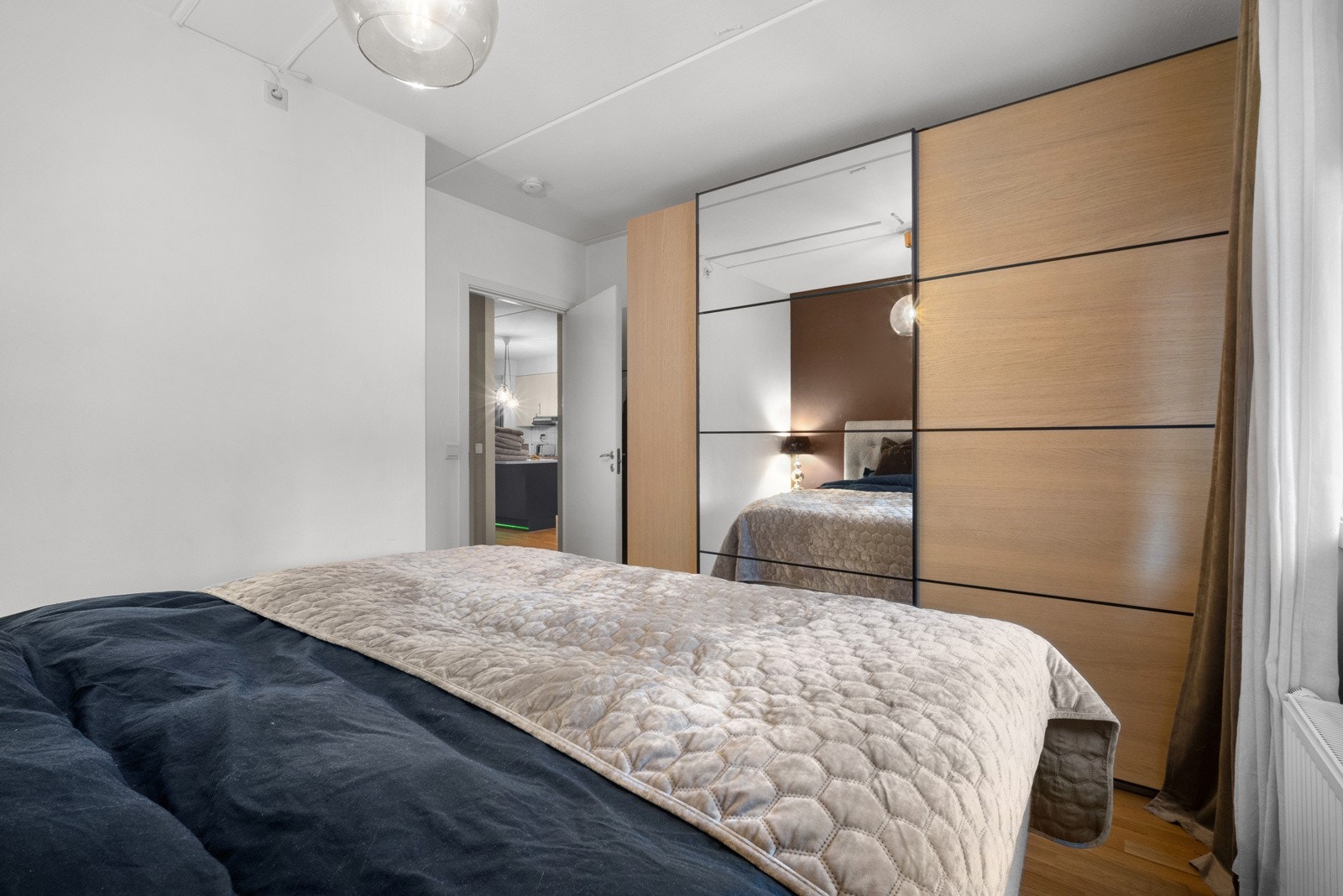 Rommet er innredet med en stor skyvedørsgarderobe. Galleribilde