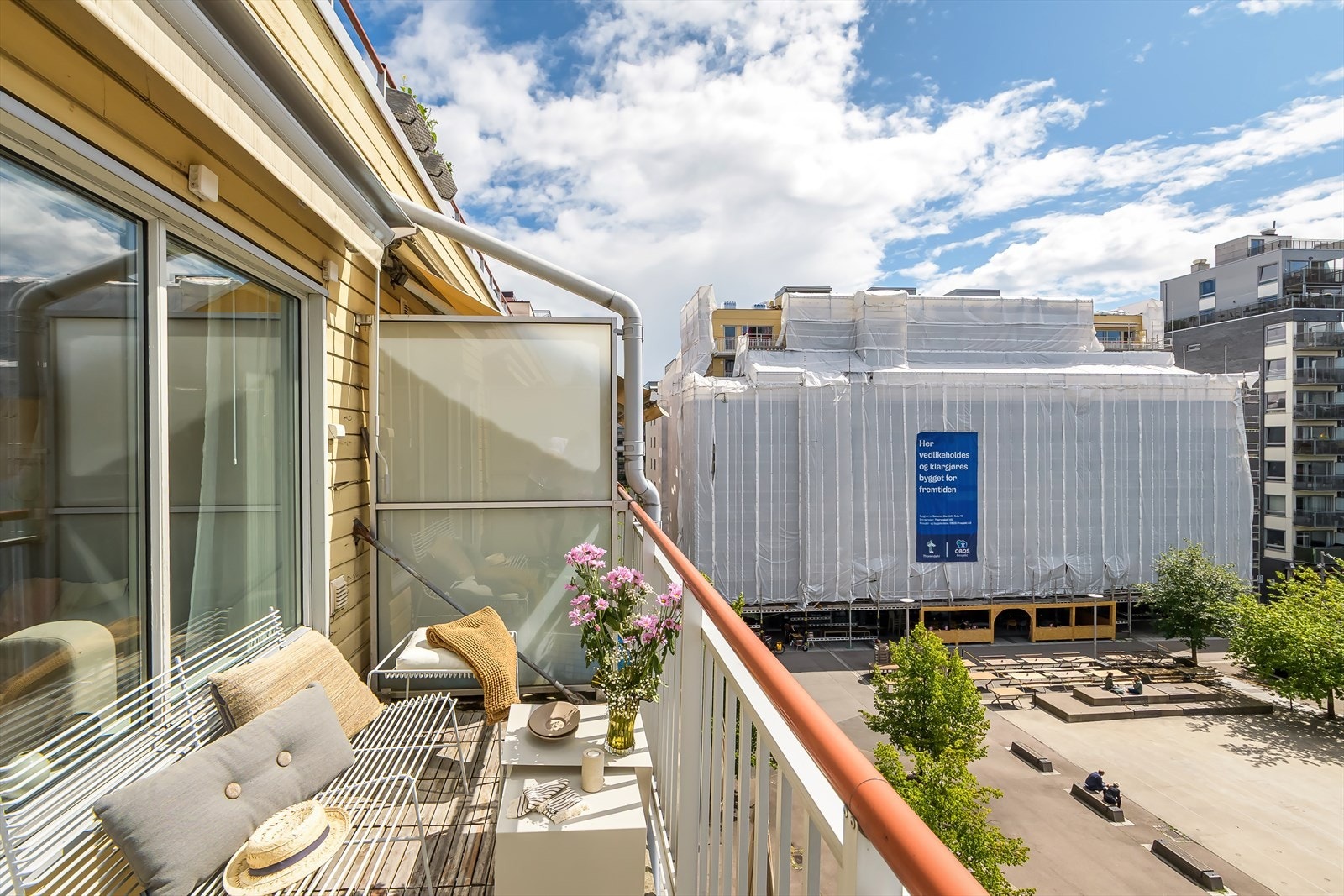 Beliggenheten i 5.etasje gjør også at du ikke har noen ovenpåliggende balkong som skygger for solen. Galleribilde