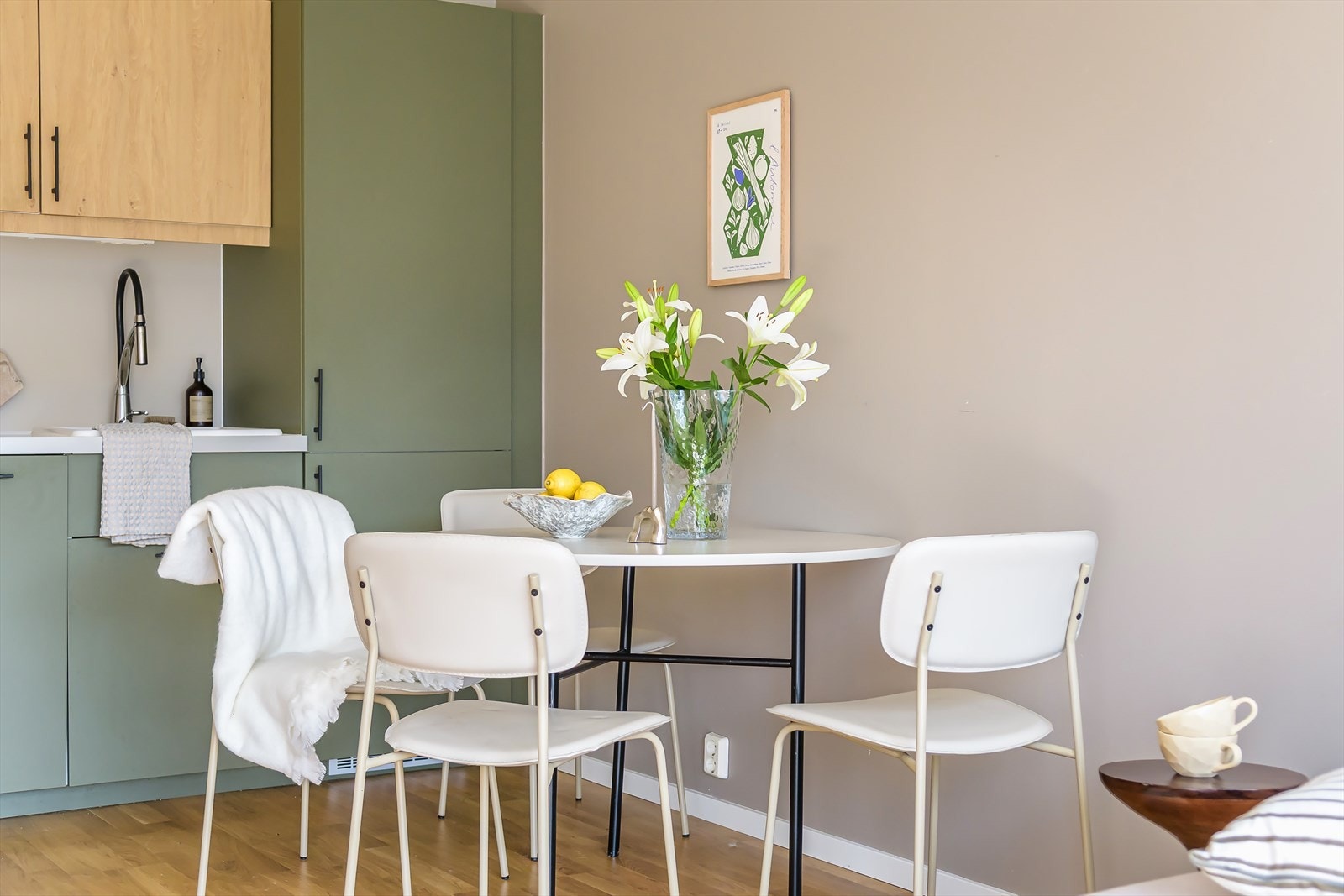 Spisestuen finner sin naturlige plass ved kjøkkenet. Galleribilde