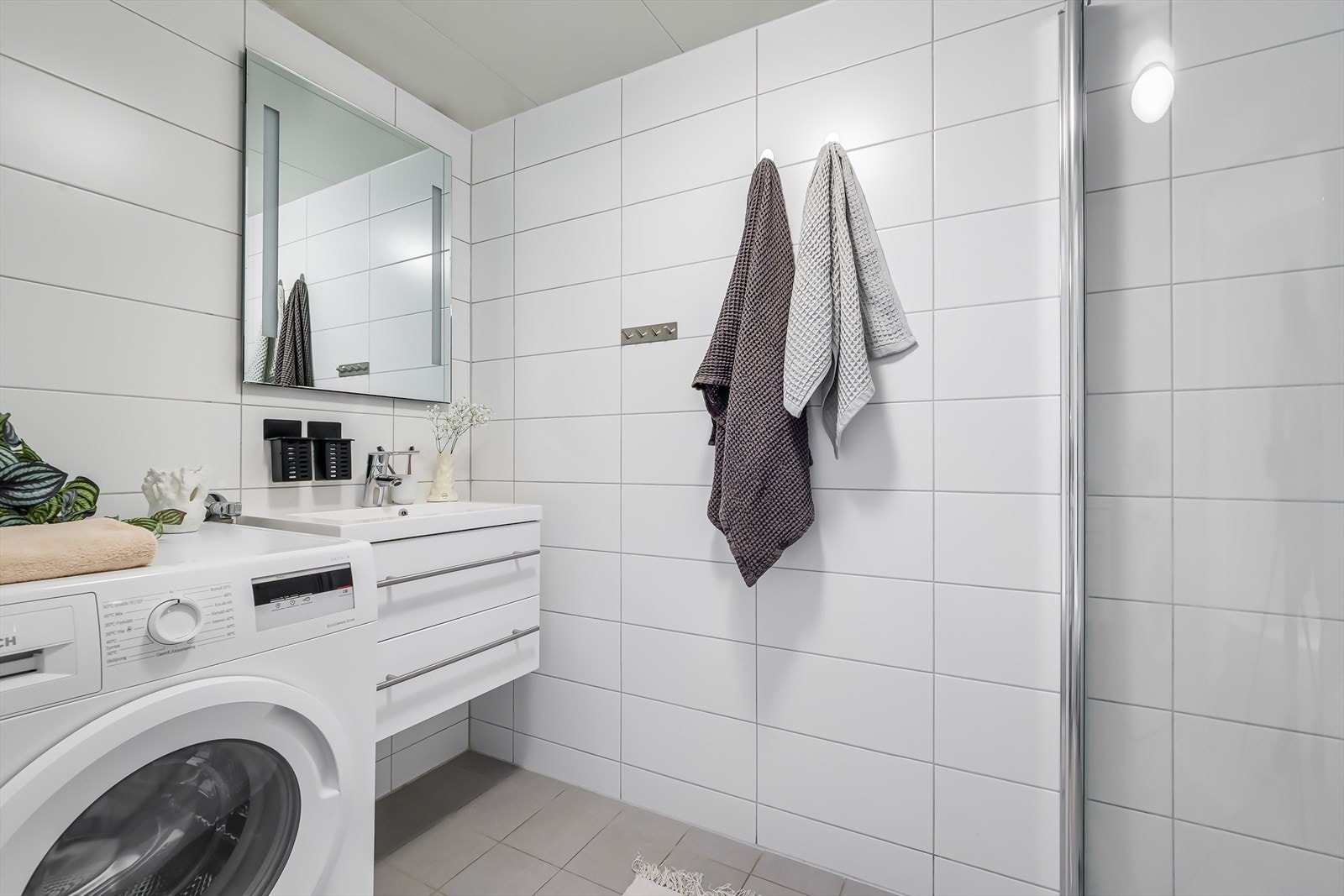 Helfliset bad med tidløse fliser, varmekabler i gulv og moderne innredning. Galleribilde