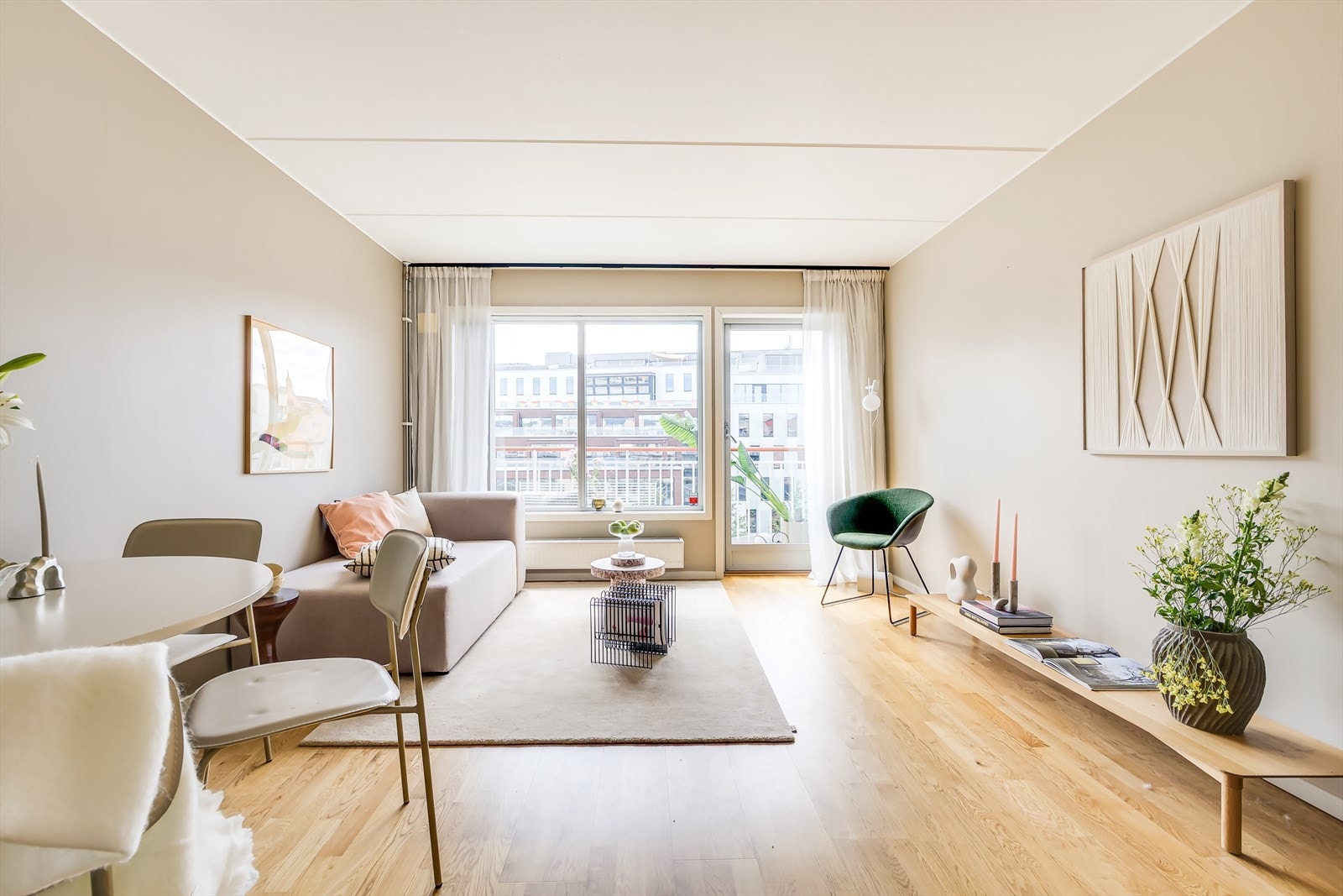 Her er god plass til å innrede med både en deilig sofagruppe samt en god spisegruppe med plass til venners lag og familiebesøk. Galleribilde