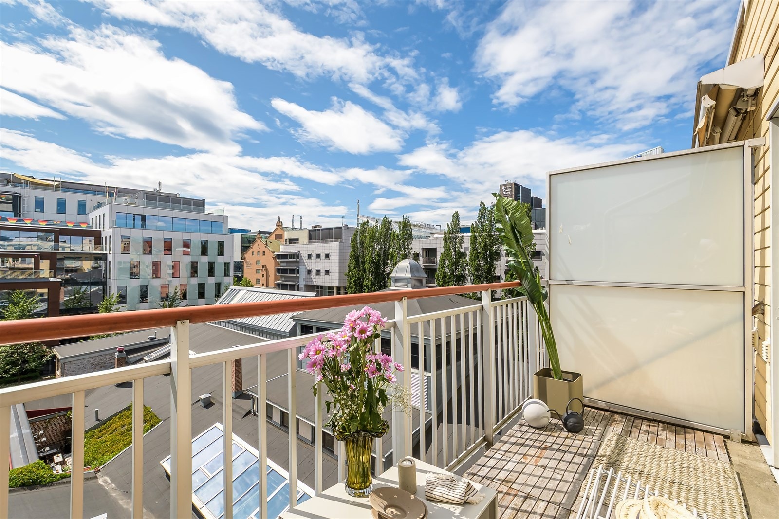 En lys og luftig 2-roms med meget sentral beliggenhet. Her har du umiddelbar nærhet til alt du måtte trenge av fasiliteter og servicetilbud. Galleribilde