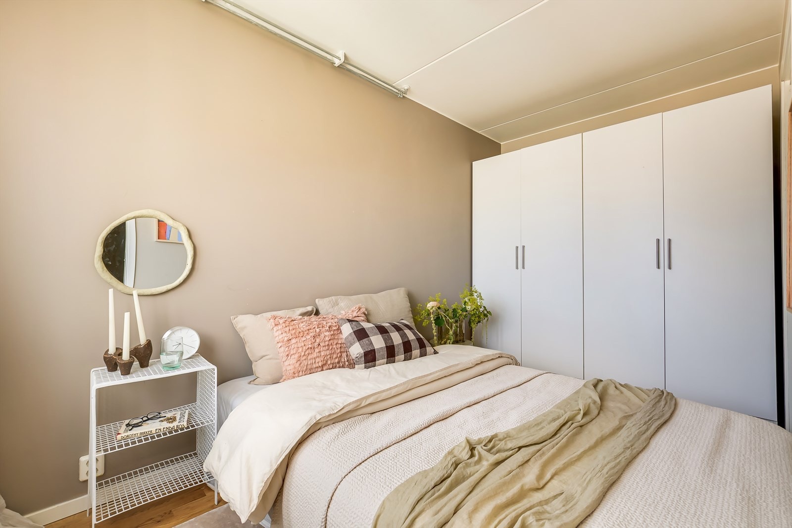 Soverommet er romslig, med god plass til dobbeltseng og nattbord. I hjørnet finner du en praktisk garderobe. Galleribilde