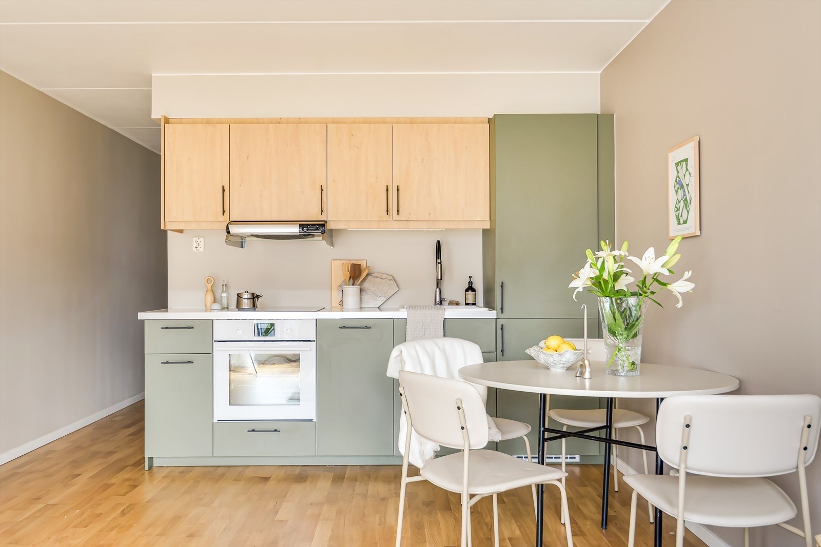 Kjøkkenet er moderne og delikat. Her har du integrerte hvitevarer og godt med skap- og benkeplass. Galleribilde