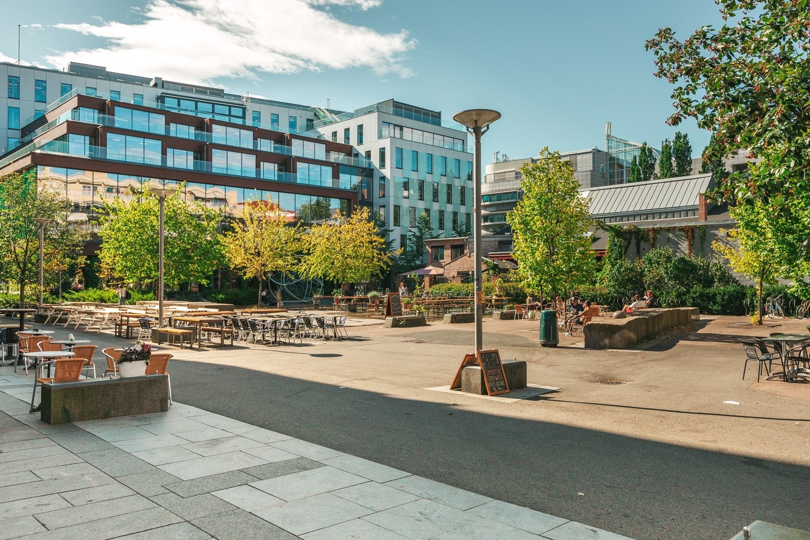 Teaterplassen yrer av liv, og her finner du flere kjente og kjære serveringssteder. Galleribilde