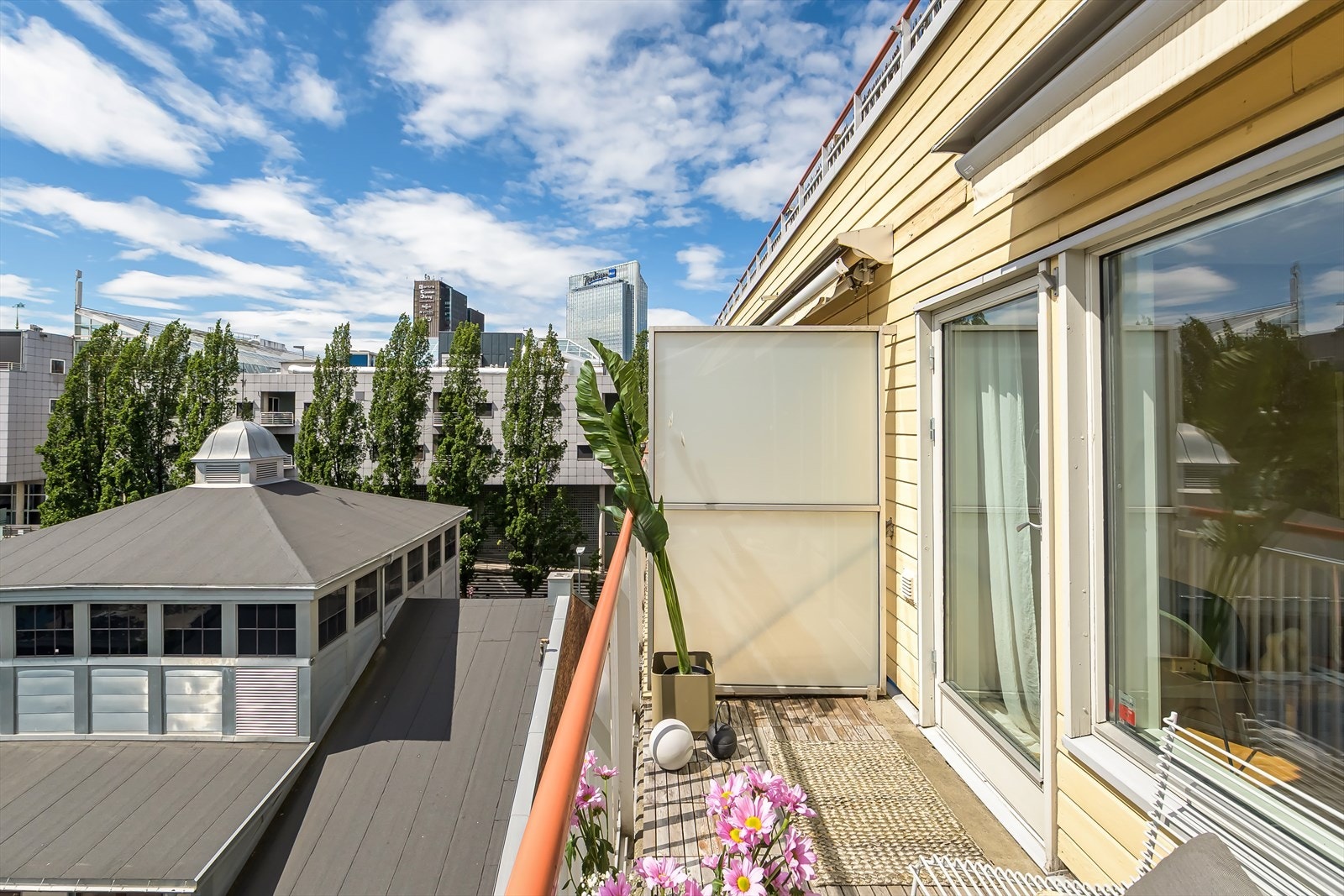 Balkongen ligger vendt mot teaterplassen, som gir en usjenert beliggenhet. Her har du ingen rett foran. Galleribilde