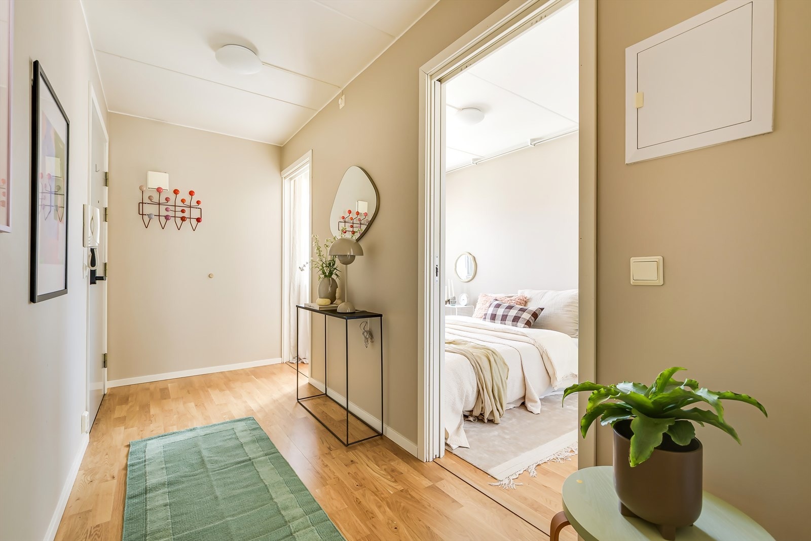 Første møte med leiligheten er en innbydende og lys entré med muligher for oppbevaring av yttertøy og sko. Galleribilde